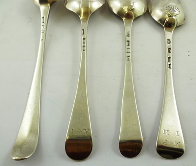 A SELECTION OF SIX MIXED GEORGIAN SILVER TABLE SPOONS including one bright cut, one fiddle, two - Image 4 of 7