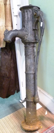 A 19TH CENTURY CAST IRON GARDEN HAND PUMP - Image 2 of 4