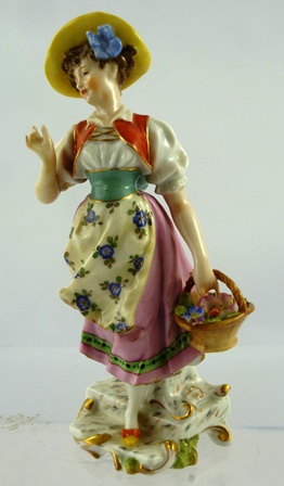 A MID/LATE 20TH CENTURY GERMAN PORCELAIN FIGURE of a girl in stylised 18th century dress, coloured