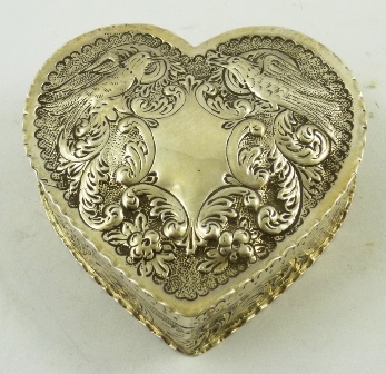 WILLIAM COMYNS A VICTORIAN SILVER DRESSING TABLE BOX of heart shape, the push fit lid richly