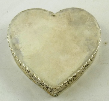 WILLIAM COMYNS A VICTORIAN SILVER DRESSING TABLE BOX of heart shape, the push fit lid richly - Image 3 of 4