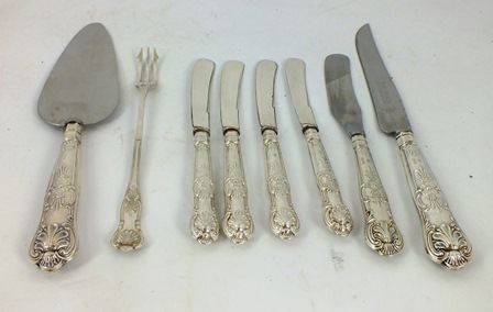 A MISCELLANY OF SILVER HANDLED QUEENS PATTERN CUTLERY comprising; a cake knife, bread knife, four