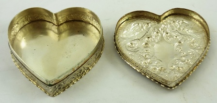 WILLIAM COMYNS A VICTORIAN SILVER DRESSING TABLE BOX of heart shape, the push fit lid richly - Image 2 of 4