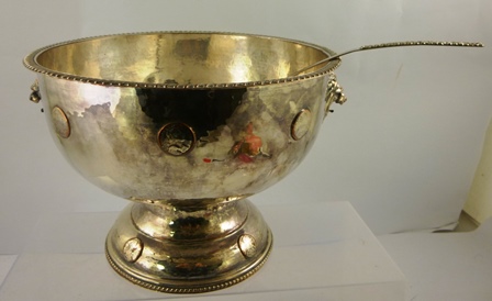 A MID 20th CENTURY ELECTRO-PLATE ON COPPER PUNCH BOWL having gadroon rim, lion mask and coin inset