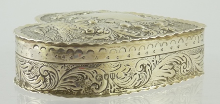 WILLIAM COMYNS A VICTORIAN SILVER DRESSING TABLE BOX of heart shape, the push fit lid richly - Image 4 of 4