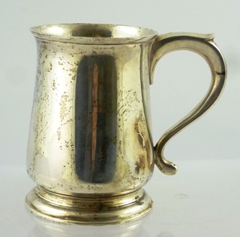 WILLIAM BRUFORD & SONS A GEORGIAN STYLE HALF PINT MUG having plain body, scroll handle, - Image 2 of 4