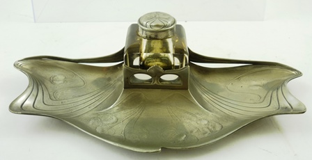 A 20TH CENTURY ART NOUVEAU STYLE PEWTER DESK STAND having single cube reservoir with pattern hinged - Image 4 of 6