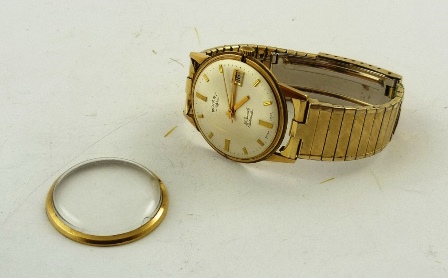 A 1960`s 9CT GOLD GENTLEMAN`S ROTARY MECHANICAL AUTOMATIC WRIST WATCH having silvered baton dial, - Image 4 of 4