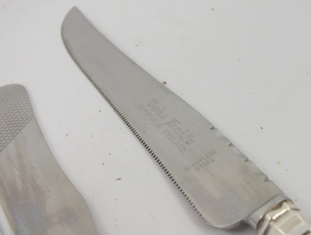A MISCELLANY OF SILVER HANDLED QUEENS PATTERN CUTLERY comprising; a cake knife, bread knife, four - Image 3 of 6