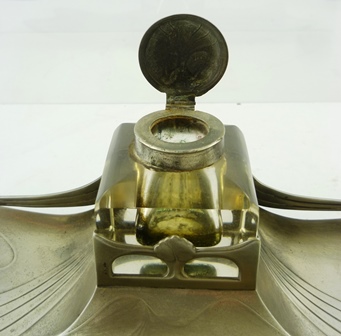 A 20TH CENTURY ART NOUVEAU STYLE PEWTER DESK STAND having single cube reservoir with pattern hinged - Image 5 of 6