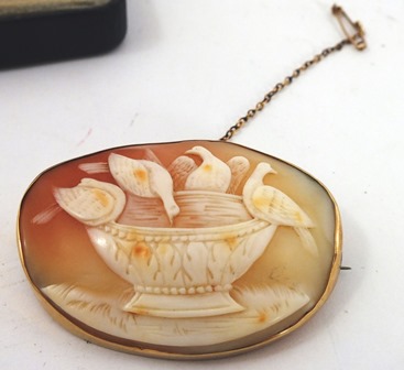 A VICTORIAN STYLE 9CT GOLD OVAL CAMEO BROOCH, the shell cameo with doves around a bowl - Image 3 of 5