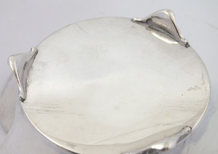 GOLDSMITHS & SILVERSMITHS CO. A SILVER TREFOIL NUT DISH, London 1906, 103g - Image 6 of 7