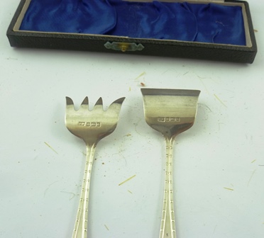 HENRY WILKINSON & SONS A PAIR OF SILVER SARDINE SERVERS, each having bead rim decoration, Sheffield - Image 2 of 4