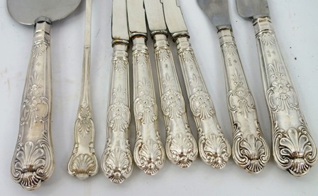 A MISCELLANY OF SILVER HANDLED QUEENS PATTERN CUTLERY comprising; a cake knife, bread knife, four - Image 5 of 6