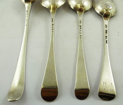 A SELECTION OF SIX MIXED GEORGIAN SILVER TABLE SPOONS including one bright cut, one fiddle, two - Image 7 of 7