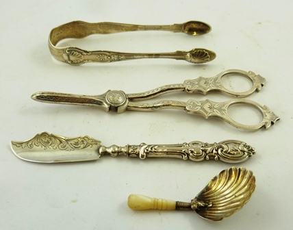 A SELECTION OF SILVER ITEMS to include a pair of Kings pattern Victorian TONGS, London 1871. A