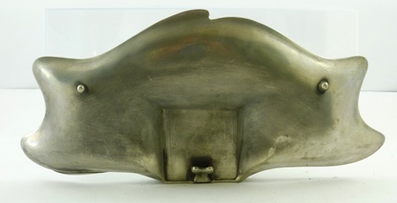 A 20TH CENTURY ART NOUVEAU STYLE PEWTER DESK STAND having single cube reservoir with pattern hinged - Image 6 of 6