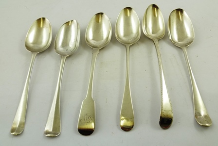 A SELECTION OF SIX MIXED GEORGIAN SILVER TABLE SPOONS including one bright cut, one fiddle, two - Image 5 of 7