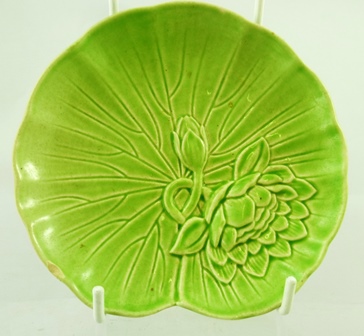 A SYLVAC EARTHENWARE FLOWER DISH having raised stamen centre and pink border plus three other - Image 3 of 9