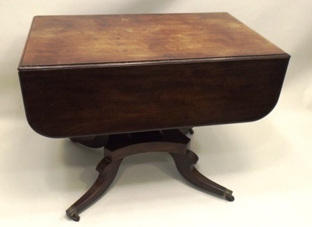 AN EARLY VICTORIAN MAHOGANY TABLE having drop flap top with moulded edge, mounted on a single
