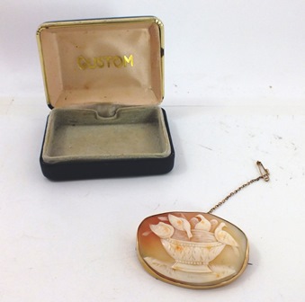 A VICTORIAN STYLE 9CT GOLD OVAL CAMEO BROOCH, the shell cameo with doves around a bowl