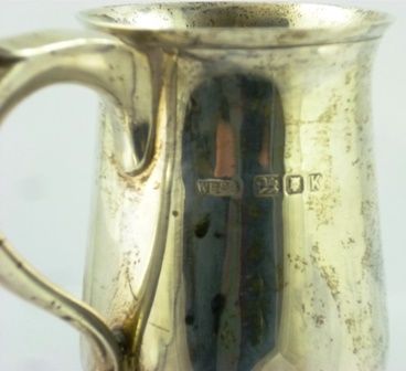 WILLIAM BRUFORD & SONS A GEORGIAN STYLE HALF PINT MUG having plain body, scroll handle, - Image 4 of 4