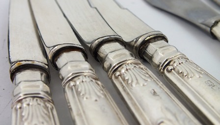 A MISCELLANY OF SILVER HANDLED QUEENS PATTERN CUTLERY comprising; a cake knife, bread knife, four - Image 6 of 6