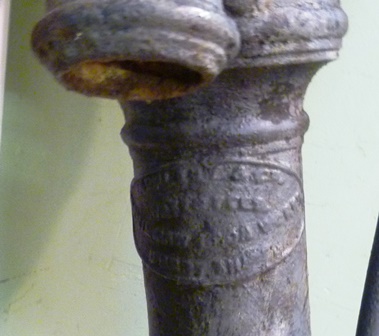 A 19TH CENTURY CAST IRON GARDEN HAND PUMP - Image 3 of 4