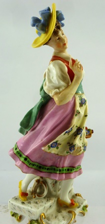 A MID/LATE 20TH CENTURY GERMAN PORCELAIN FIGURE of a girl in stylised 18th century dress, coloured - Image 3 of 3