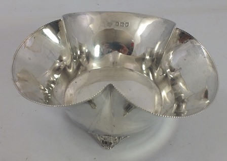 GOLDSMITHS & SILVERSMITHS CO. A SILVER TREFOIL NUT DISH, London 1906, 103g