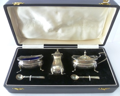 AN ENGLISH SILVER COLOURED METAL CRUET having cast and applied gadroon decorated rim, plain belly
