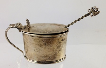 DEAKIN & FRANCIS AN OVAL SILVER MUSTARD POT, having plain exterior with shell thumb piece, blue