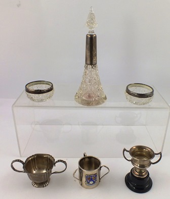 AN ASSORTMENT OF SILVER MOUNTED ITEMS, to include a lead crystal perfume bottle, two squat salts, a