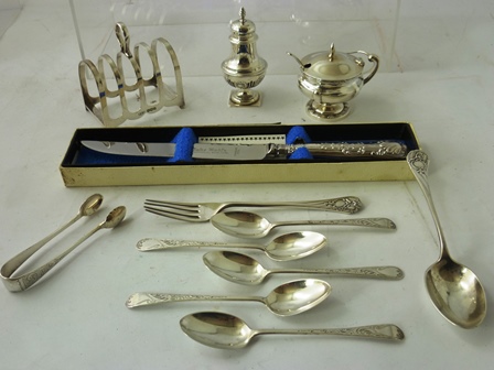 A SELECTION OF SILVER ITEMS to include five GLASGOW TEASPOONS, a four slice TOAST RACK, PEPPERETTE,