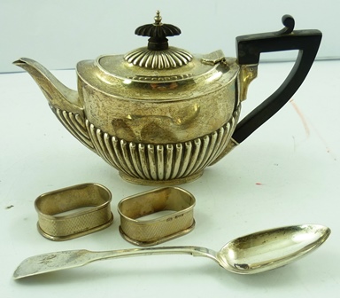 JAMES DEAKIN & SONS A SILVER MORNING TEAPOT, having demi-reeded belly, black fibre handle and knop,