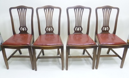 A SET OF FOUR EARLY 20TH CENTURY MAHOGANY HEPPLEWHITE STYLE DINING CHAIRS with pierced single