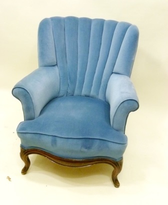 A MID VICTORIAN UPHOLSTERED ARMCHAIR, having fan shaped back, serpentine front and moulded show