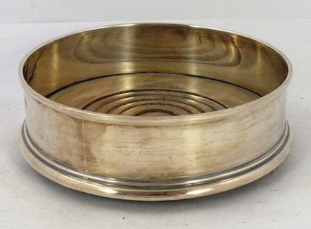 HODD & SON A SILVER COASTER, having plain rim and surround with display hallmarks and turned timber