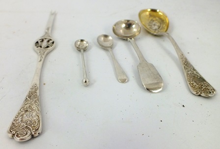 AN ASSORTMENT OF SILVER ITEMS including; jam spoon, oyster pick, fiddle pattern, mustard spoon and