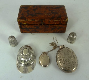 A SELECTION OF SILVER COLOURED METAL items to include a foreign silver coloured metal CADDY SPOON