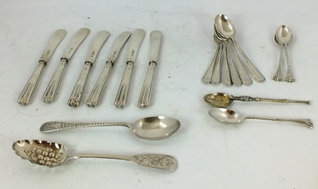 A MIXED LOT OF SILVER FLATWARE & cutlery comprising 6 Georgian style feather edge teaspoons,