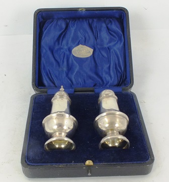 GEORGE UNITE & SONS A PAIR OF GEORGIAN STYLE SILVER PEPPERETTES, each having a push fit lid with