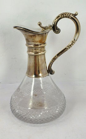 GOLDSMITHS & SILVERSMITHS CO. A SILVER MOUNTED CUT LEAD CRYSTAL CLARET JUG, having hinged lid,