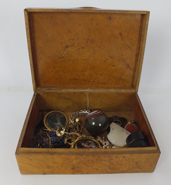 A SELECTION OF PERIOD AND LATER ITEMS OF JEWELLERY, to include a gilt metal mounted moss agate