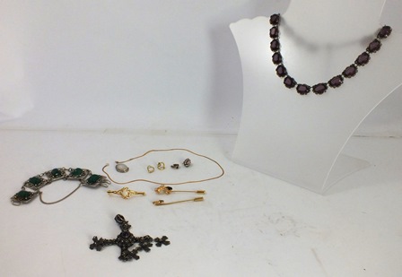 A SELECTION OF JEWELLERY to include; a Mexican silver coloured metal pendant set amethyst, another