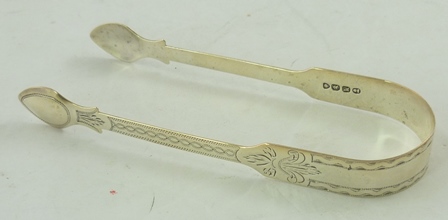 WILLIAM BATEMAN A PAIR OF GEORGE IV SILVER SUGAR TONGS, fiddle pattern, with all over period bright