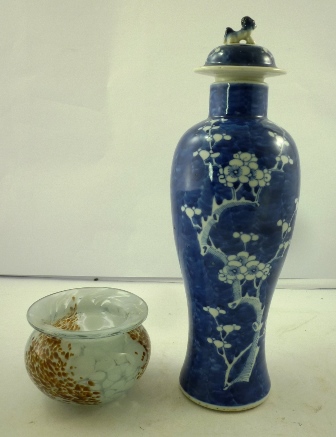 AN EARLY 20TH CENTURY CHINESE PORCELAIN VASE with prunus decoration on blue, a DISSOCIATED LID and