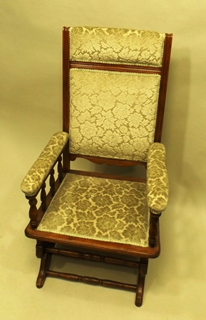 AN EARLY 20TH CENTURY BEECH FRAMED AMERICAN STYLE ROCKING ARMCHAIR, with floral flock upholstered - Image 3 of 4