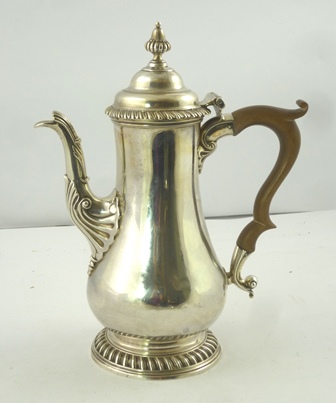 BENJAMIN GODFREY A GEORGE III SILVER COFFEE POT having hinged lid with lobed knop, plain baluster