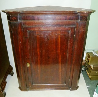 A GEORGIAN OAK HANGING CORNER CUPBOARD having inverted pediment, crossbanded panel door and triple - Image 3 of 3